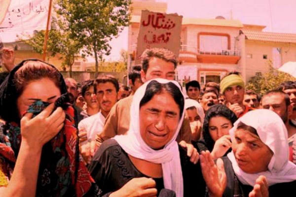 نساء ايزيديات يبكين على كارثة شنكال